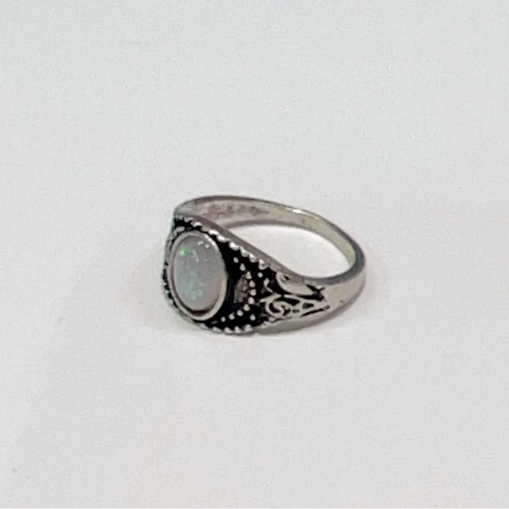 Vintage Like Ivory Faux Stone Silver plated Ring Size 7.5
** Fashion jewelry *** - Picture 2 of 3